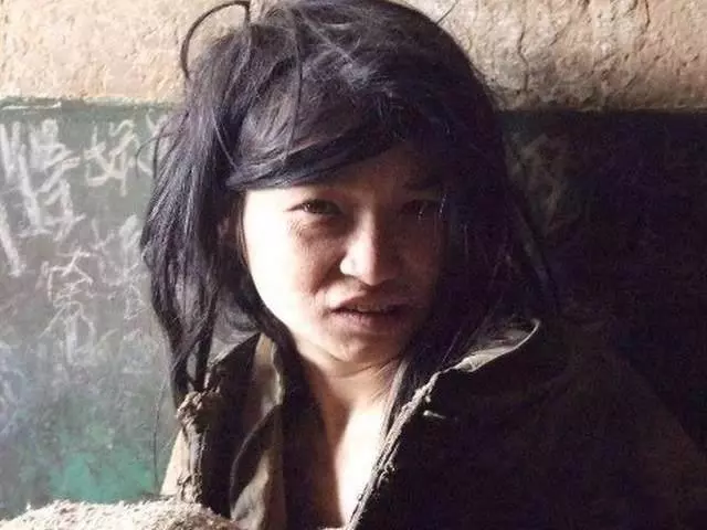 女大學生被人販子賣到山區,伺候兩兄弟十多年,被救出人都麻木了