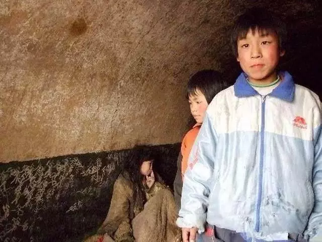 女大學生被人販子賣到山區,伺候兩兄弟十多年,被救出人都麻木了