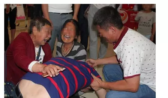 小伙手術失敗去世,家人為其辦理後事他半夜甦醒了,結果悲劇發生