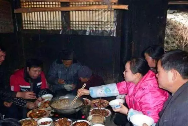 連生七個女兒後,如願生下兒子,到了晚年,如今生活卻令人慨嘆