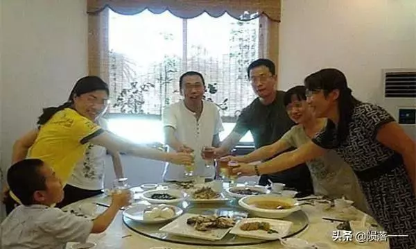 弟弟結婚,我隨禮50000塊!飯桌上弟妹一番話,我決定再送一輛車