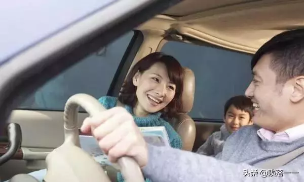 弟弟結婚,我隨禮50000塊!飯桌上弟妹一番話,我決定再送一輛車