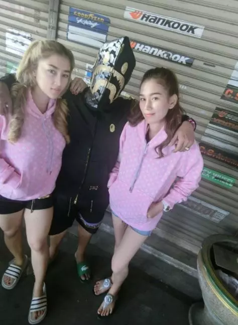 [現代韋小寶] 一夫多妻生9子！泰男左擁右抱辣妹 放閃爽喊：我好幸運