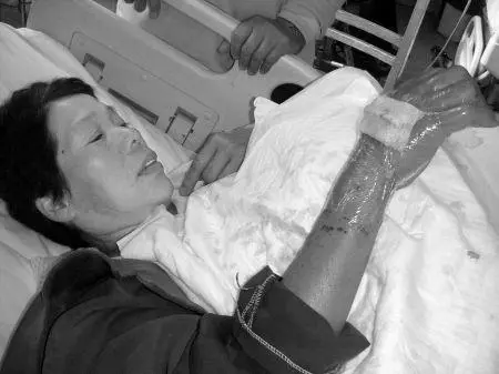 女子將毒蛇泡在酒中100天,今打開酒瓶毒蛇竟「複生」!女子:真是要了我的命