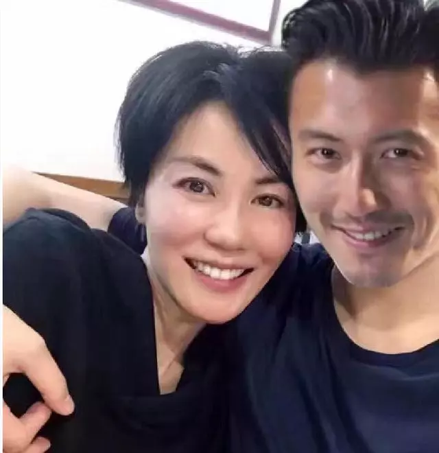 謝霆鋒發文闢謠後,王菲終於現身,多日不見的她顏值下跌地位難保!