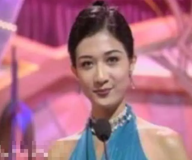 成龍19年前與吳綺莉恩愛畫面曝光,終於明白她為何要生下小龍女