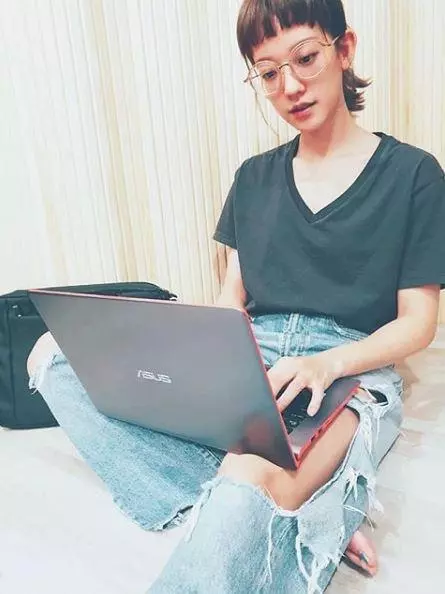 黃子佼女友孟耿如的弟弟傳出噩耗,年僅才23歲在家上吊輕生離世!