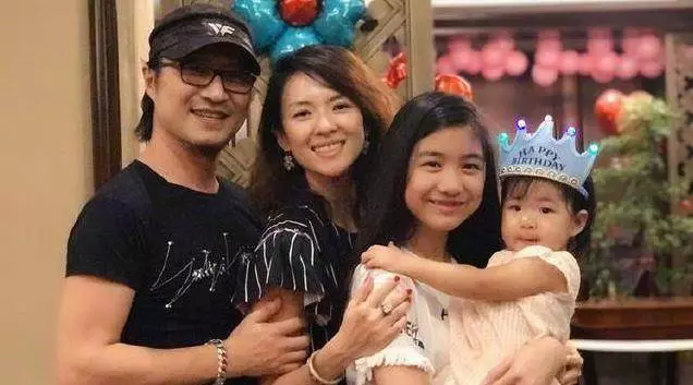 章子怡曬溫馨全家福,有誰注意到汪峰的手了? 網友:看不下去了~