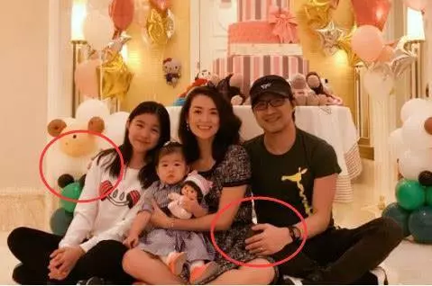 章子怡曬溫馨全家福,有誰注意到汪峰的手了? 網友:看不下去了~