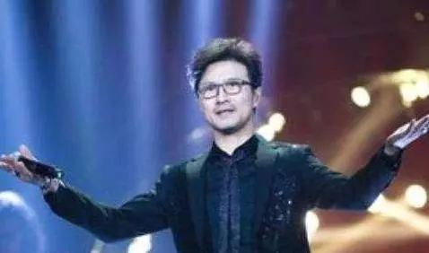 章子怡曬溫馨全家福,有誰注意到汪峰的手了? 網友:看不下去了~