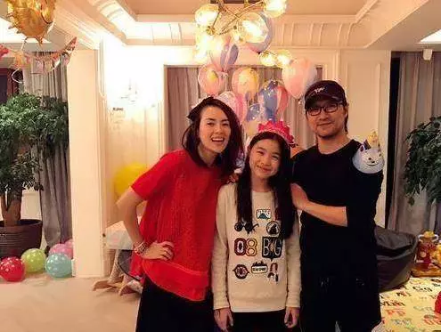 章子怡曬溫馨全家福,有誰注意到汪峰的手了? 網友:看不下去了~