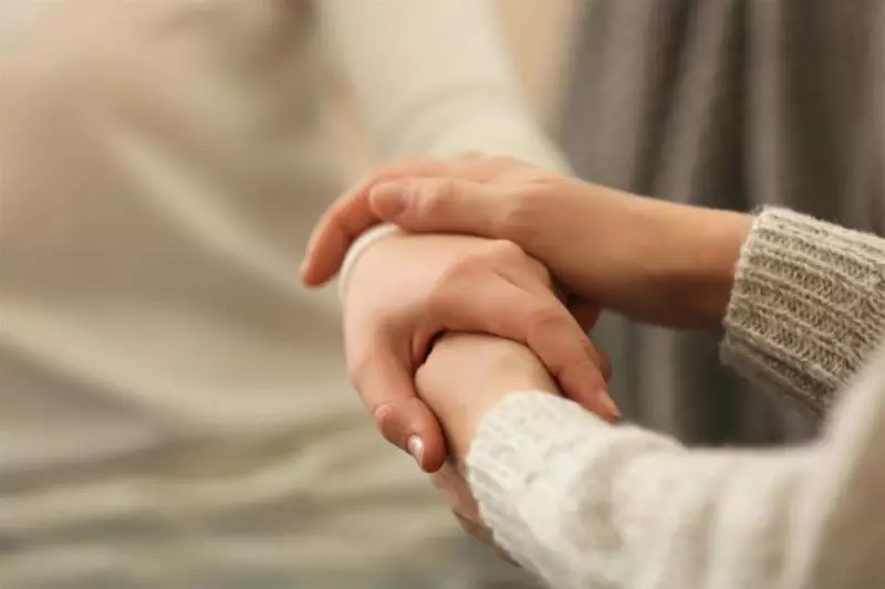 17歲男孩花光1週工資為拾荒老婦買鞋襪,沒想到善舉竟引來「奇跡」,網淚讚:「謝謝你」