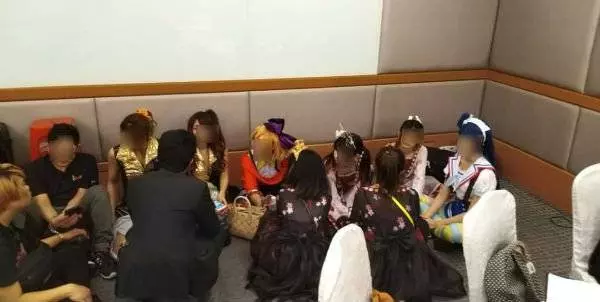 到吉隆坡酒店玩Cosplay, 三名新加坡籍女生當場被捕 !