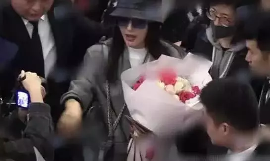 秦嵐牽手小鮮肉同回酒店有新戀情?女方正面回應了 !
