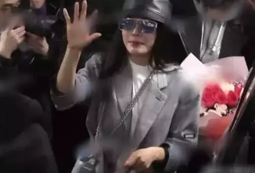 秦嵐牽手小鮮肉同回酒店有新戀情?女方正面回應了 !