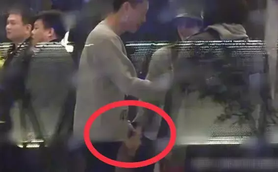 秦嵐牽手小鮮肉同回酒店有新戀情?女方正面回應了 !