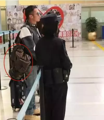 謝霆鋒首次回應和楊冪談戀愛,他笑著說了三個字