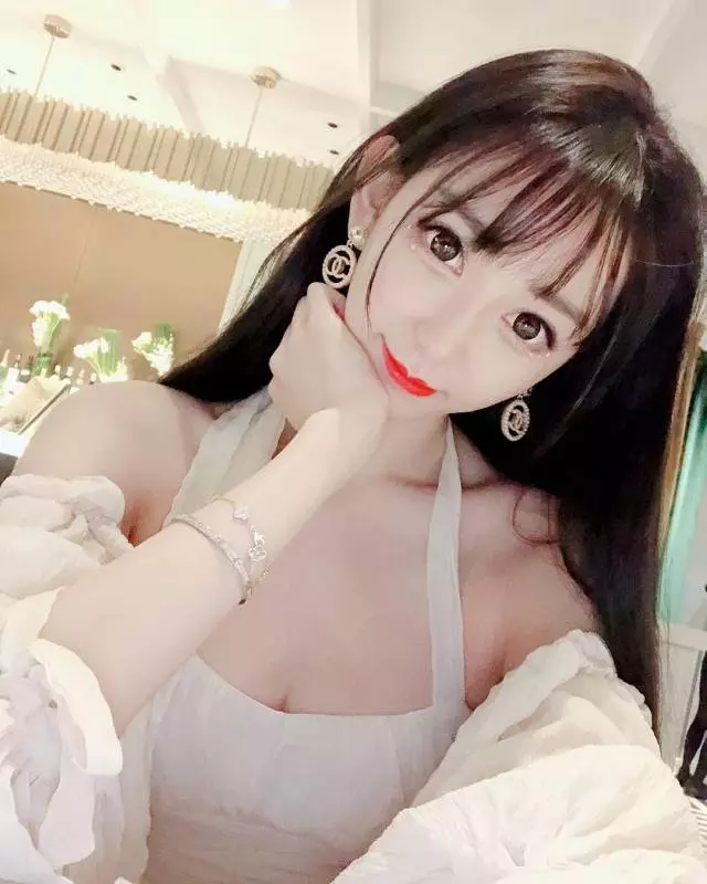 陳冠希艷照16歲女主角,外貌身材18變,如今她財力雄厚,還狠甩富商男友!