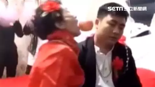 30歲年輕新郎「娶72歲老新娘」全程臉超臭,但一看到「不得不娶的亮點」....網友都喊我願意!