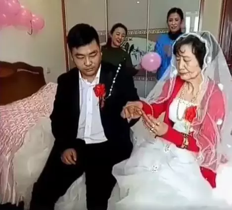30歲年輕新郎「娶72歲老新娘」全程臉超臭,但一看到「不得不娶的亮點」....網友都喊我願意!