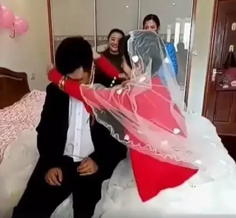 30歲年輕新郎「娶72歲老新娘」全程臉超臭,但一看到「不得不娶的亮點」....網友都喊我願意!