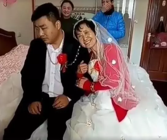 30歲年輕新郎「娶72歲老新娘」全程臉超臭,但一看到「不得不娶的亮點」....網友都喊我願意!