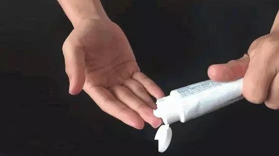 把牙膏抹在鑰匙上,太實用了,學會了能省下不少錢,趕緊試一試 !
