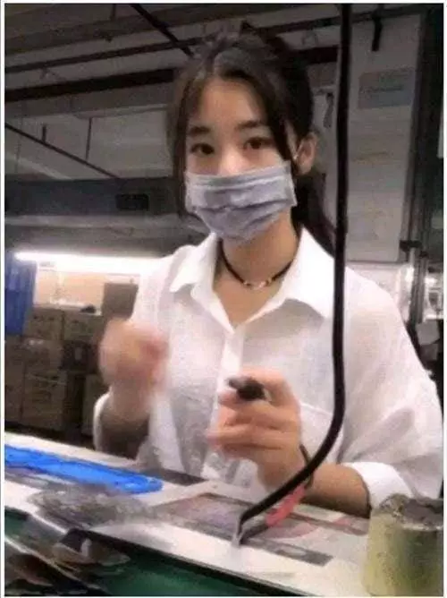 「最美工廠妹」火了,在摘下口罩那一瞬間,網直呼「一嘴毀所有」