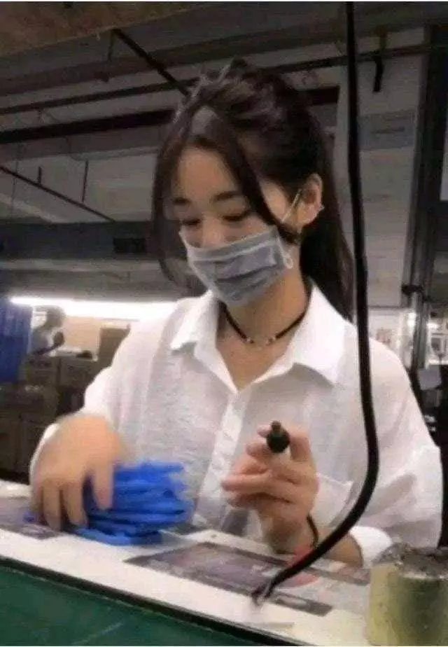 「最美工廠妹」火了,在摘下口罩那一瞬間,網直呼「一嘴毀所有」