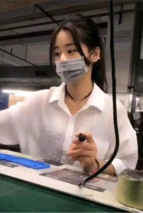 「最美工廠妹」火了,在摘下口罩那一瞬間,網直呼「一嘴毀所有」