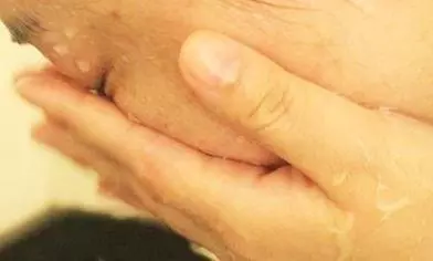 她三年沒卸過妝,在節目現場挑戰卸妝,皮膚居然長這樣,觀眾全傻了!
