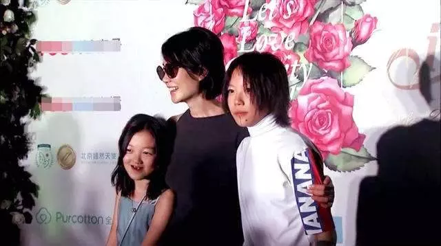 李亞鵬深夜發文宣布噩耗,王菲卻無任何回應,網友:「白養」3年