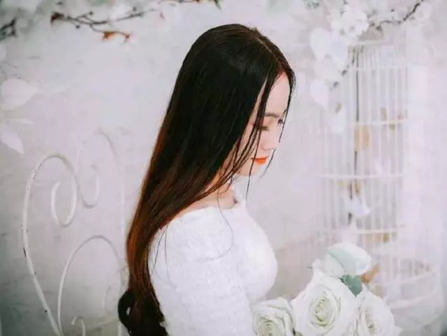 生了女兒後婆婆給我五萬奶粉錢,去刷卡時銷售員說的話讓我懵住了