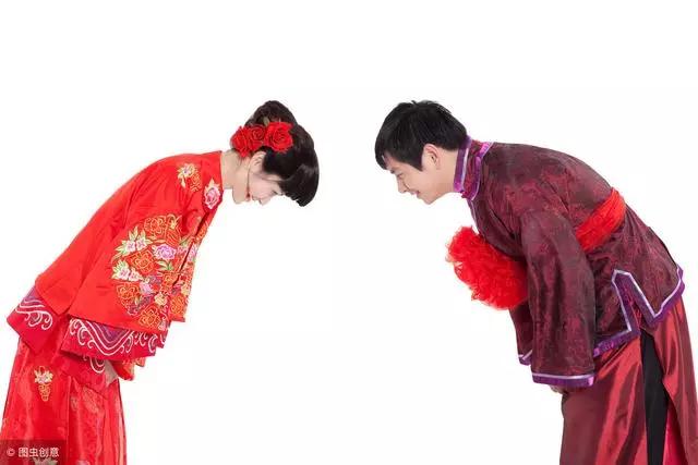 母親改嫁後我不在認她,五年後我結婚,她說的話讓我呆在當場