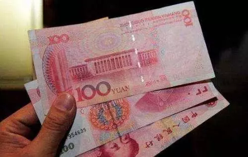 婚後老公工資我保管,我生女兒後他每月只給我三百奶粉錢,我懵了