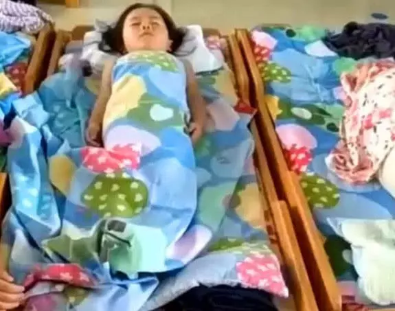 女兒在家從不午睡,老師卻說在幼稚園很乖,查看監控媽媽眼紅了