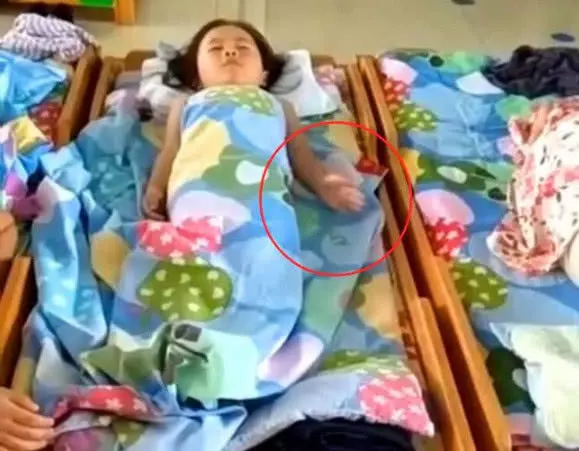 女兒在家從不午睡,老師卻說在幼稚園很乖,查看監控媽媽眼紅了