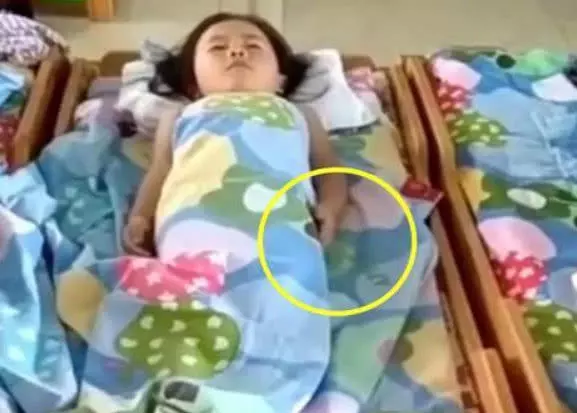女兒在家從不午睡,老師卻說在幼稚園很乖,查看監控媽媽眼紅了