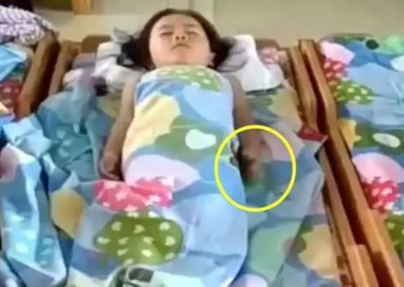 女兒在家從不午睡,老師卻說在幼稚園很乖,查看監控媽媽眼紅了