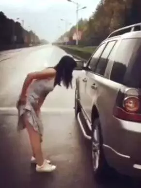 路上偶遇一女子,彎腰站在車前,原以為她在照鏡子,當她打開車門一瞬間讓人一陣心酸 差點落淚! -