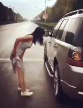 路上偶遇一女子,彎腰站在車前,原以為她在照鏡子,當她打開車門一瞬間讓人一陣心酸 差點落淚! -