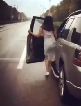 路上偶遇一女子,彎腰站在車前,原以為她在照鏡子,當她打開車門一瞬間讓人一陣心酸 差點落淚! -