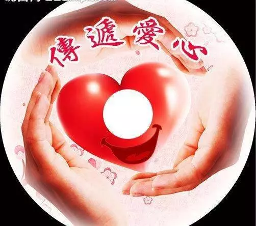 路上偶遇一女子,彎腰站在車前,原以為她在照鏡子,當她打開車門一瞬間讓人一陣心酸 差點落淚! -