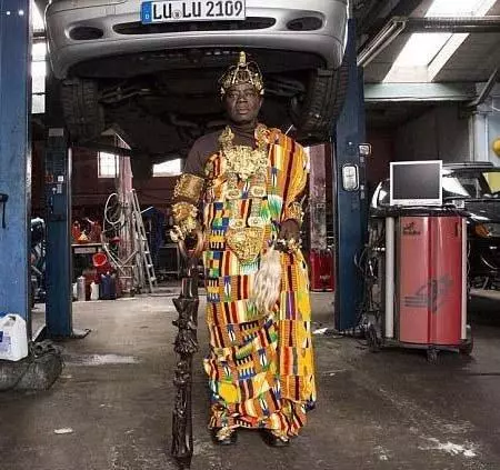 修車修到一半竟被抓去當國王!?史上最幸運的汽車維修員..這過程真的好有戲劇張力啊!