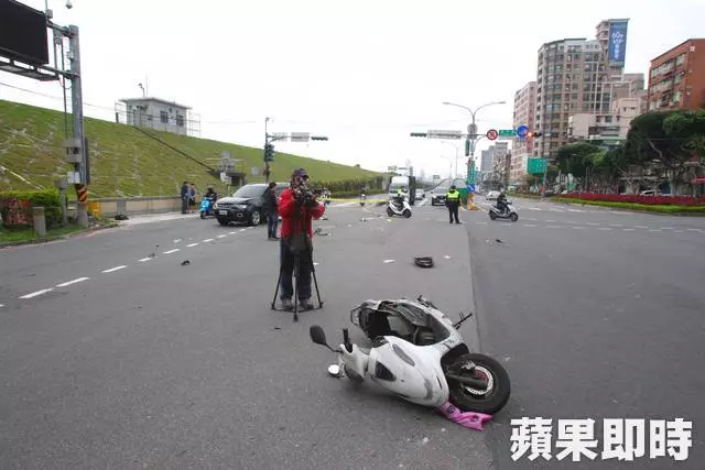搶快未等綠燈左轉 騎士遭撞肢體變形死亡