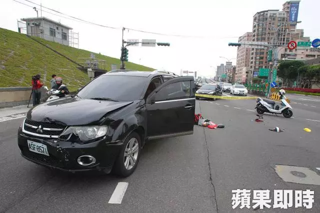 搶快未等綠燈左轉 騎士遭撞肢體變形死亡