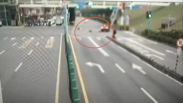 搶快未等綠燈左轉 騎士遭撞肢體變形死亡