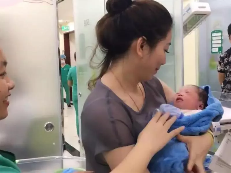 外婆第一次抱外孫,醫生卻被外婆顏值吸引,網友:真的是外婆嗎?