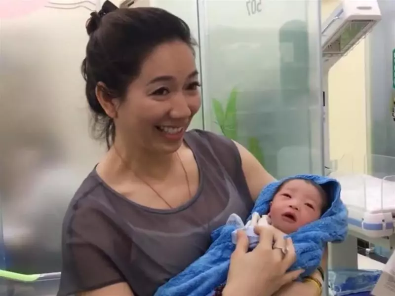 外婆第一次抱外孫,醫生卻被外婆顏值吸引,網友:真的是外婆嗎?