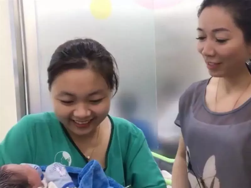 外婆第一次抱外孫,醫生卻被外婆顏值吸引,網友:真的是外婆嗎?